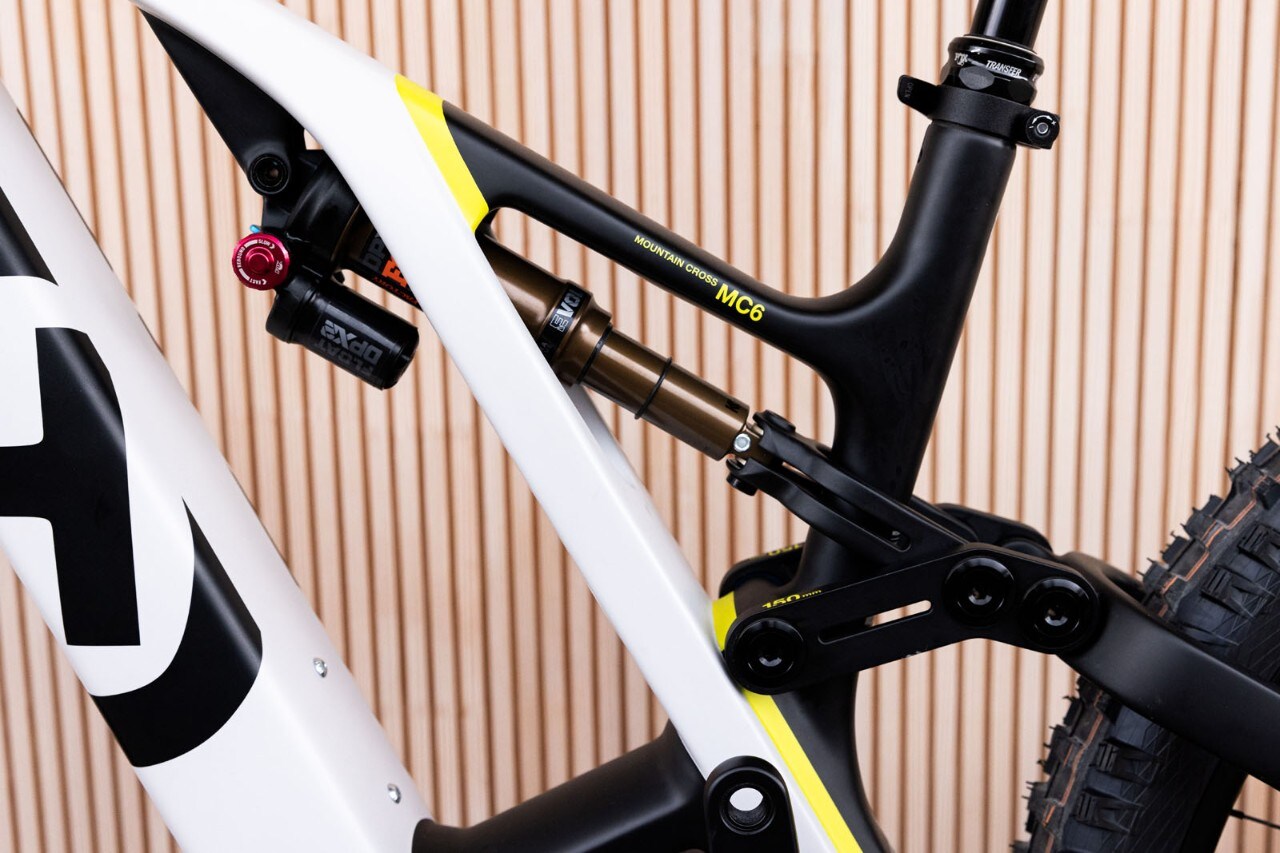 Husqvarna Mountain Cross: la nuova e-bike in carbonio dallo stile inconfondibile